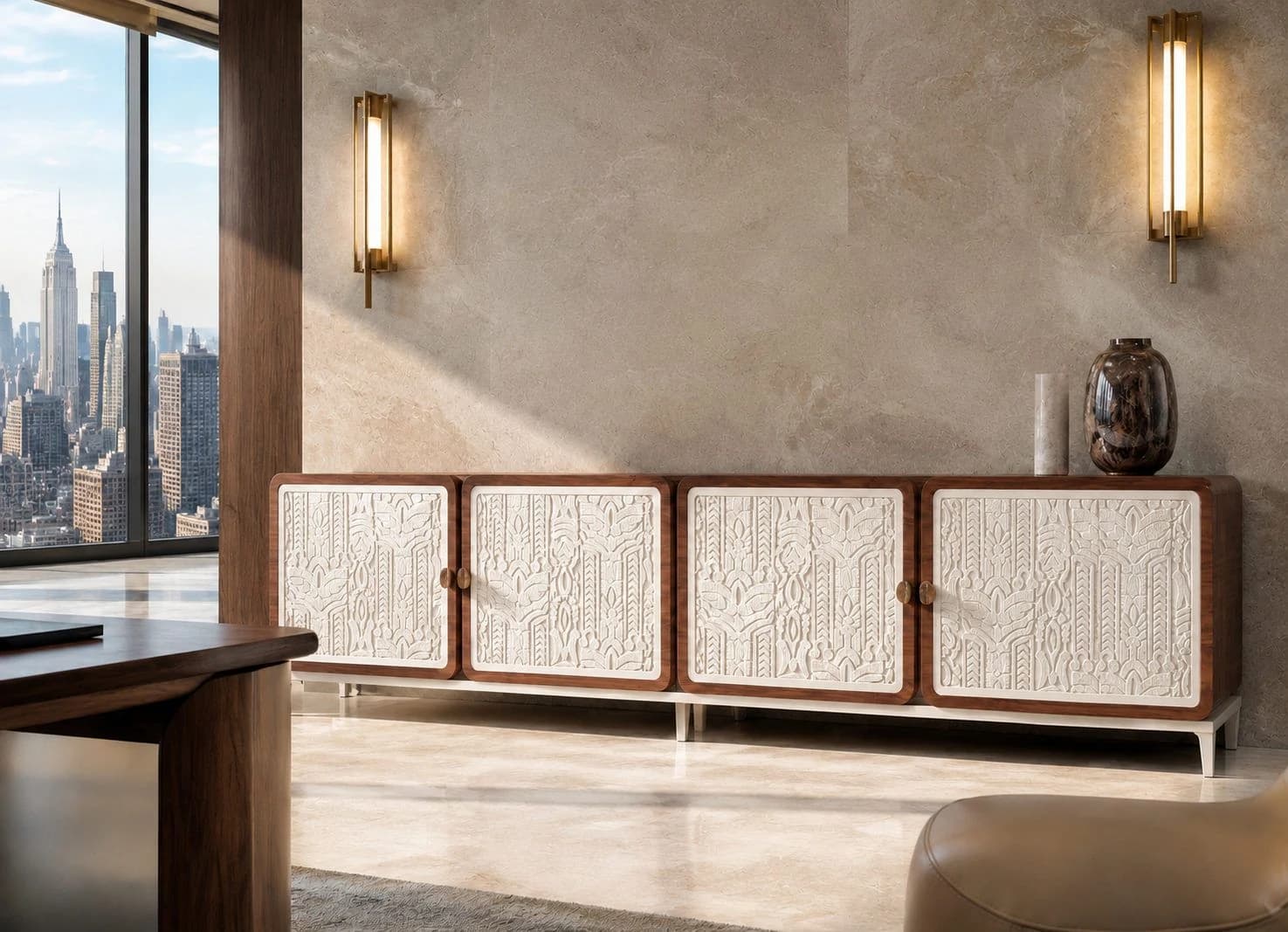 Aparador Eos entero: cuatro puertas de relieve tallado en blanco roto sobre bastidor de madera oscura