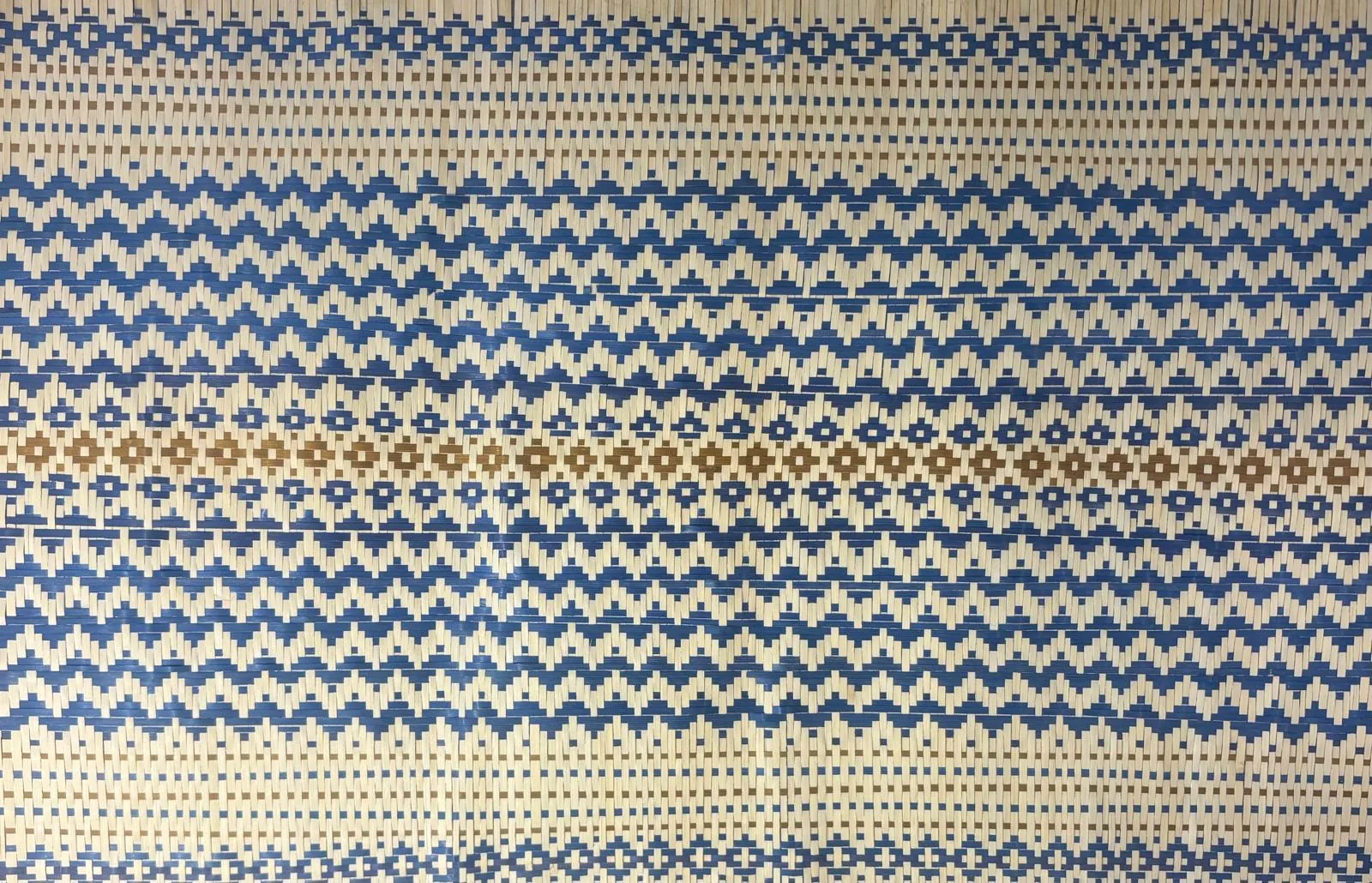 Detalle del tejido chevron azul y marfil de la colección Rhaena