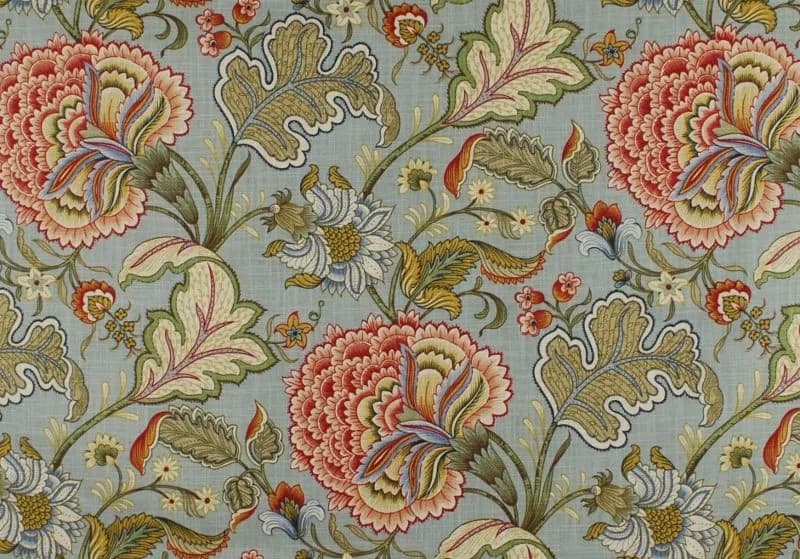 El tejido floral sobre azul grisáceo de las puertas del Bastet