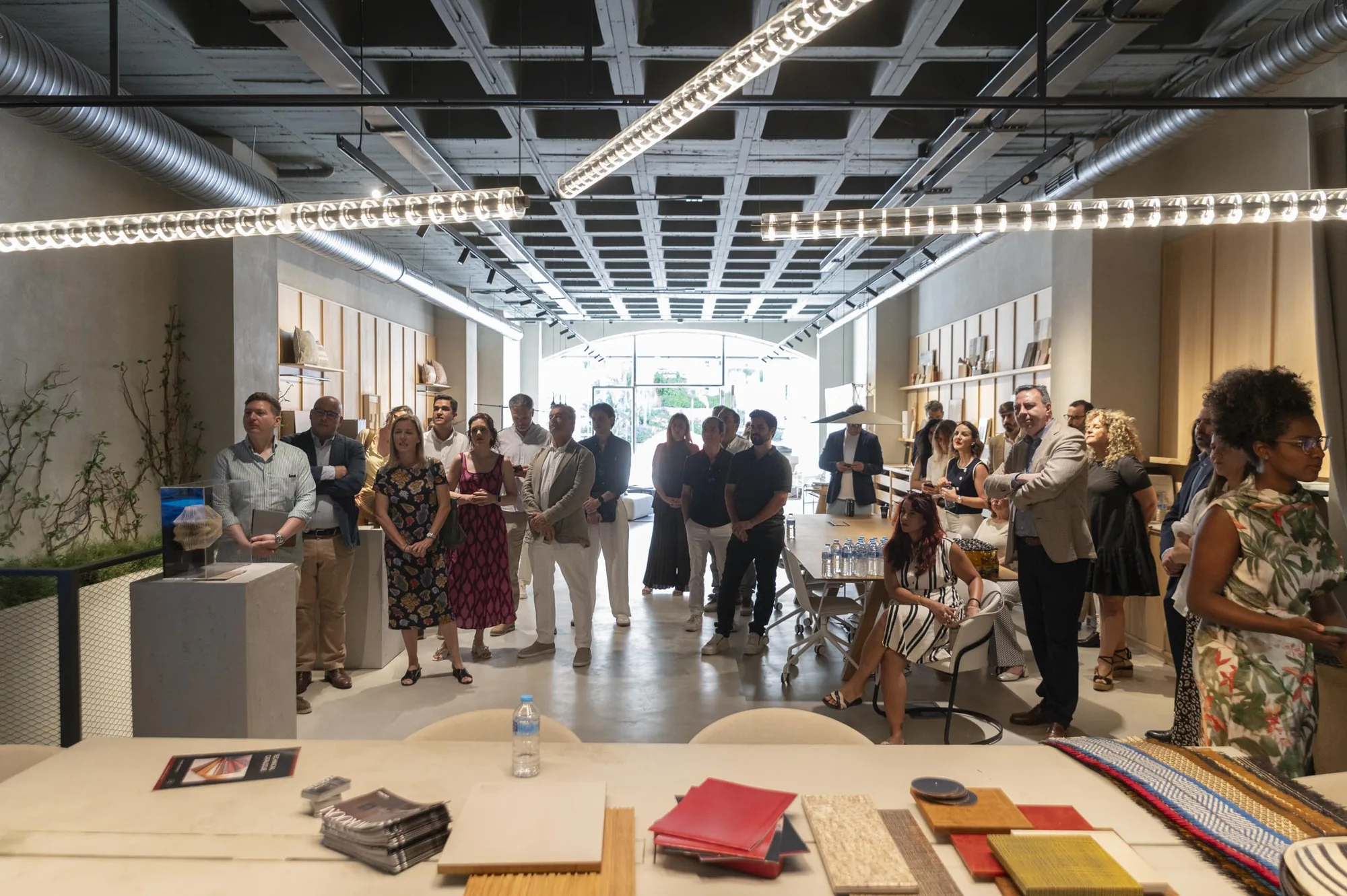 Asistentes al encuentro en el showroom de Sotogrande Hábitat Collection