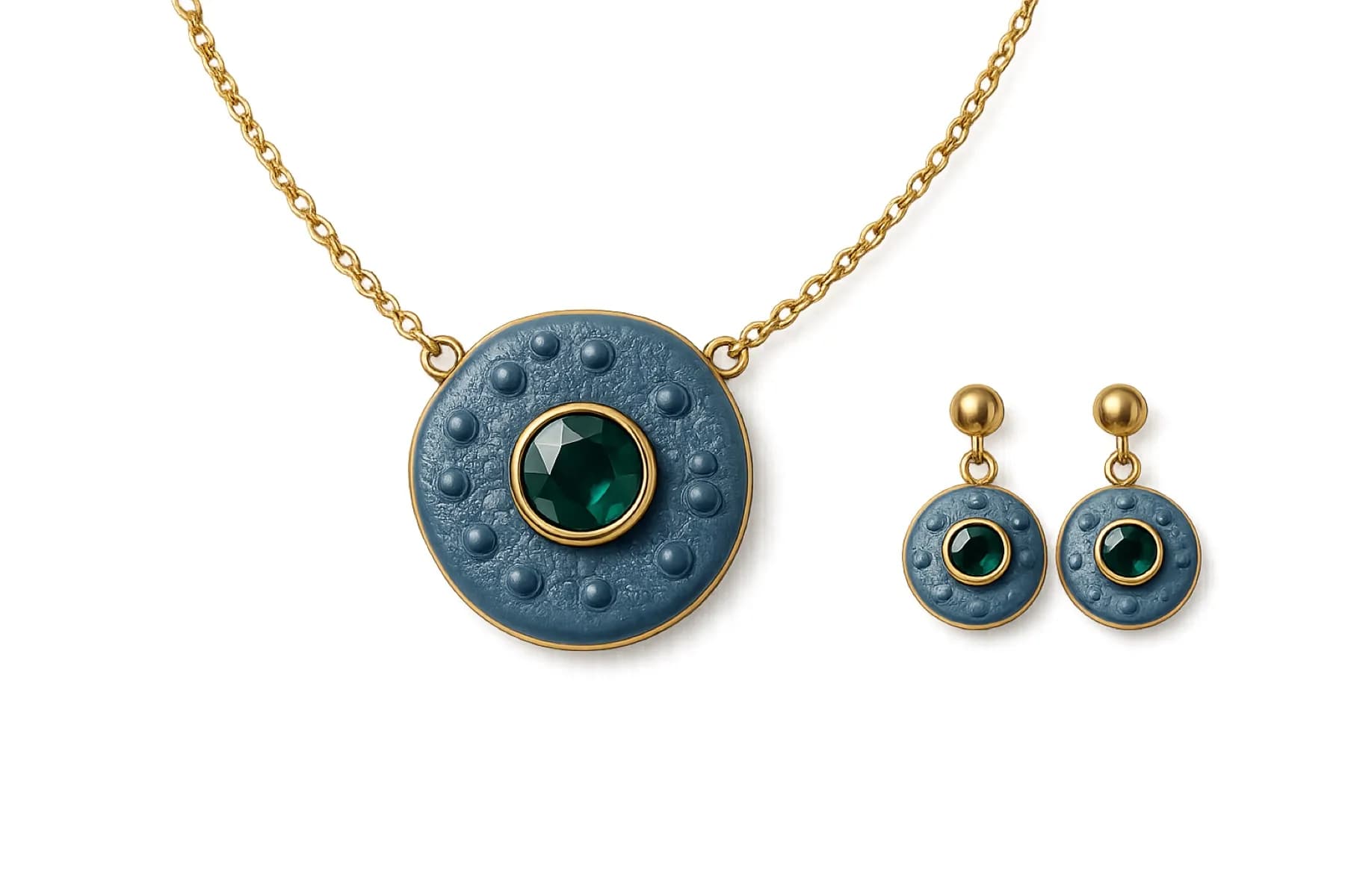 Conjunto de pendientes y collar Oddie sobre fondo neutro, con la piedra verde facetada