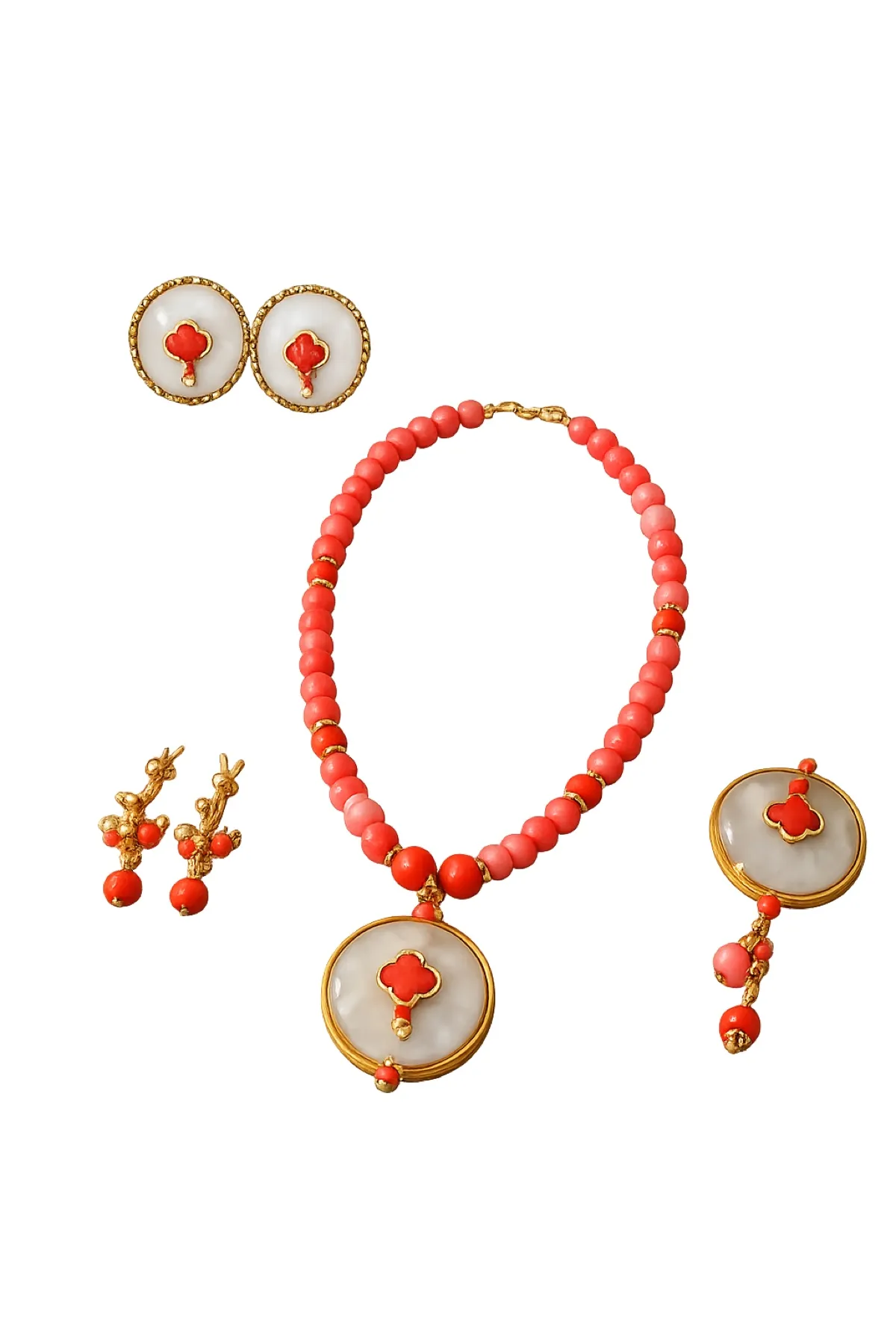 Collar y pendientes de coral y nácar sobre fondo neutro