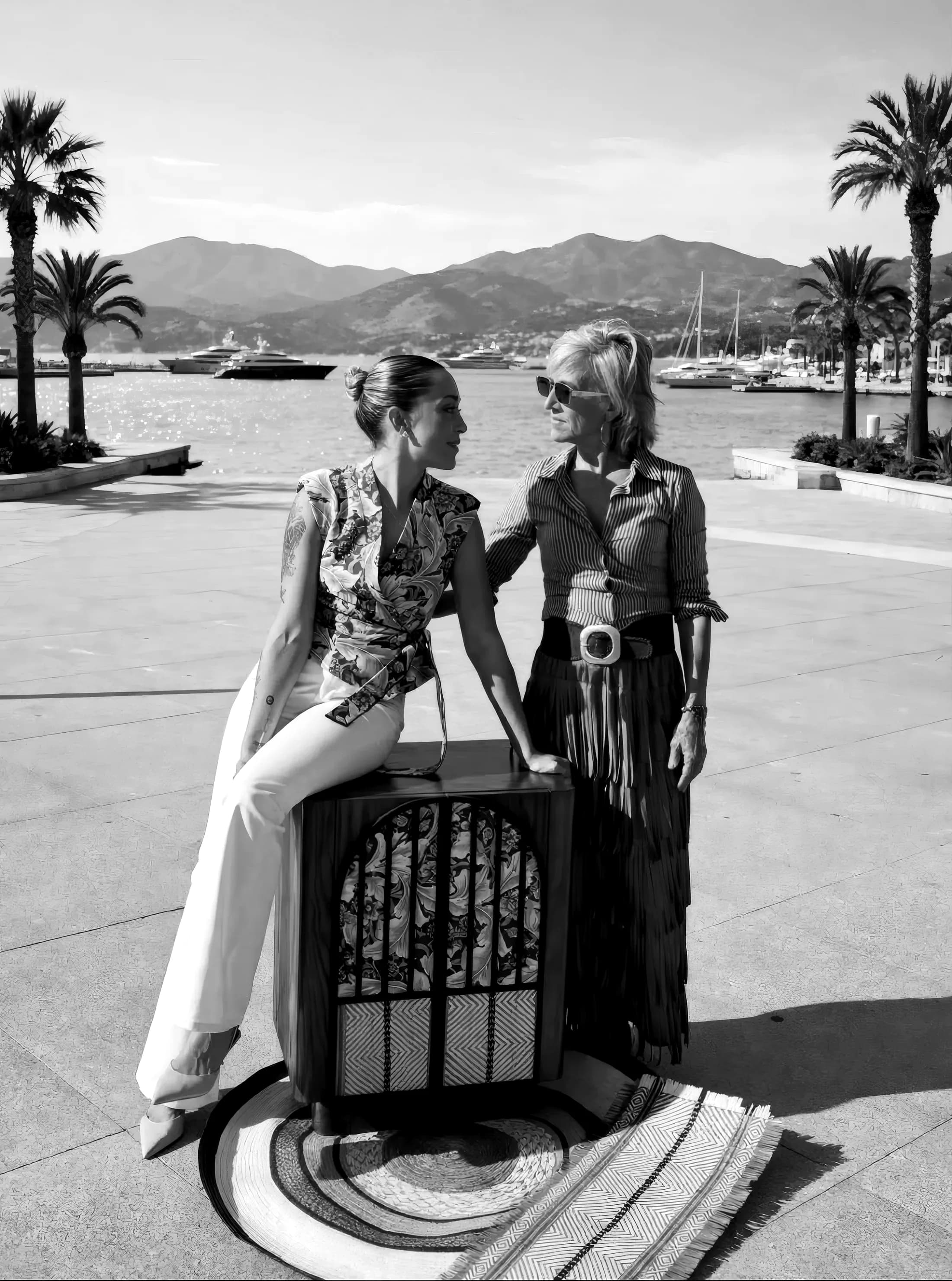 Mar Sanz and María San José at the port of Málaga, beside an Alegory piece